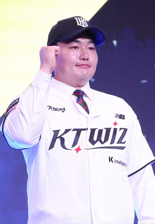 Choi Ji-man poses for a commemorative photo after being selected by KT in the KBO Draft on the 21st. /Photo=Chief correspondent Kim Jin-kyung