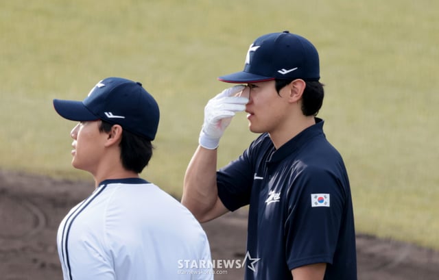 야구대표팀 김도영이 21일 아이치현 오카자키 시민구장에서 열리는 2026 아이치·나고야 아시안게임 야구 조별리그 대한민국과 대만경기를 앞두고 타격훈련을 하던 중 이야기를 나누고 있다. 2026.09.21. /사진=강영조 cameratalks@