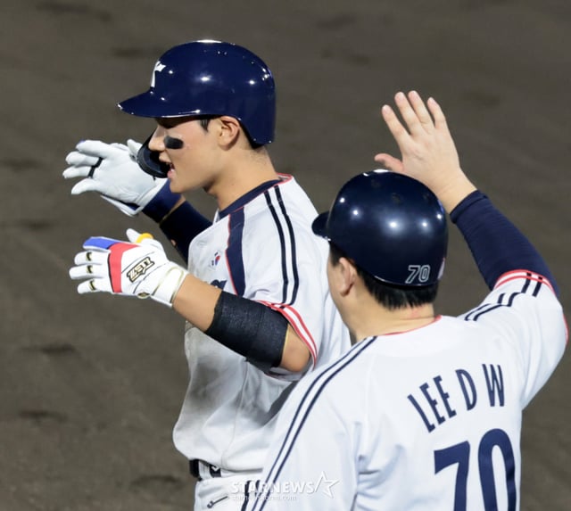 야구대표팀 5번타자 김주원이 21일 아이치현 오카자키 시민구장에서 열리는 2026 아이치·나고야 아시안게임 야구 조별리그 대한민국과 대만경기 7회말 무사 1루에서 안타로 출루하며 찬스을 이어가고 있다. 2026.09.21. /사진=강영조 cameratalks@