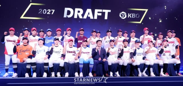 '2027 KBO Rookie Draft' was held at Seoul Songpa-gu Lotte Hotel's World Crystal Ballroom on the 21st. Rookie players, including Ha Hyun-seung, are posing for a commemorative photo with Chairman Heo Gyu-yeon. /Photo=Chief correspondent Kim Jin-kyung
