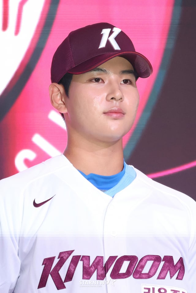 '2027 KBO 신인 드래프트'가 21일 서울 송파구 롯데호텔 월드 크리스탈볼룸에서 열렸다. 하현승(부산고)이 전체 1순위로 키움에 지명된 후 소감을 밝히고 있다. /사진=김진경 kim.jinkyung@