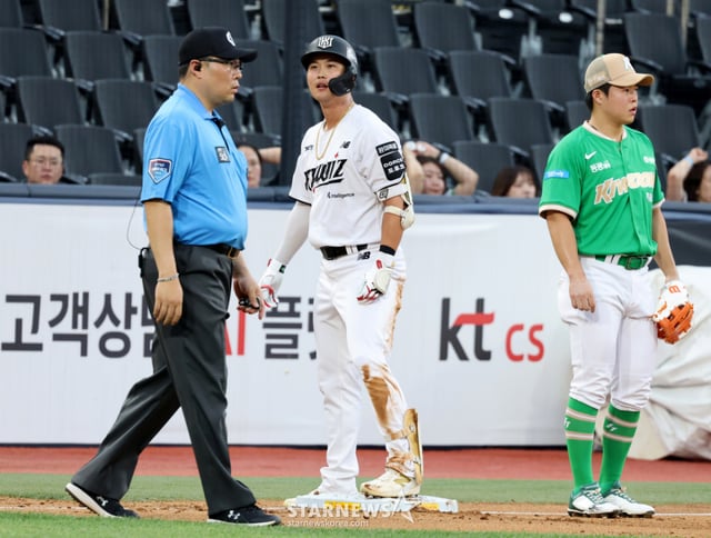 7 局下半率先攻下第二分的 KT 裵定大 (中) 在 2026KBO 联赛上半赛季最后一场三连胜系列赛对阵 Kiwoom 英雄与 KT 巫师的比赛后，于水原 KT 巫师公园得分后接受队友们的祝贺。2026.07.07. 7 局下半率先攻下第二分的 KT 裵定大未进行任何庆祝仪式便望向休息区。/图片=姜英祚 (Kang Young-jo) cameratalks@