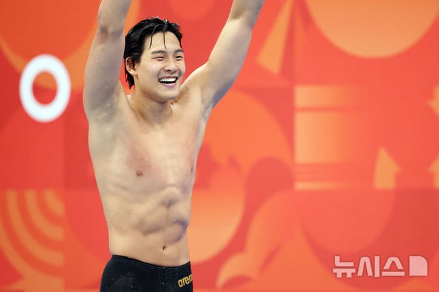 21일 오후 일본 도쿄도 고토구 도쿄아쿠아틱스센터에서 열린 2026 아이치·나고야 아시안게임 경영 남자 자유형 50m 결선에서 금메달을 획득한 김영범이 기뻐하고 있다. /사진=뉴시스