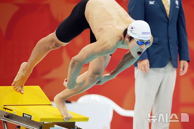21일 오후 일본 도쿄도 고토구 도쿄아쿠아틱스센터에서 열린 2026 아이치·나고야 아시안게임 경영 남자 자유형 50m 결선에서 김영범이 스타트하고 있다. /사진=뉴시스