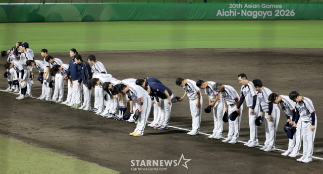 야구대표팀 김도영과 박재현이 21일 아이치현 오카자키 시민구장에서 열리는 2026 아이치·나고야 아시안게임 야구 조별리그 대한민국과 대만경기 9회초 수비를 마무리하며 5-0 승리를 자축한 후 더그아웃으로 향하고  있다. /사진=강영조 cameratalks@