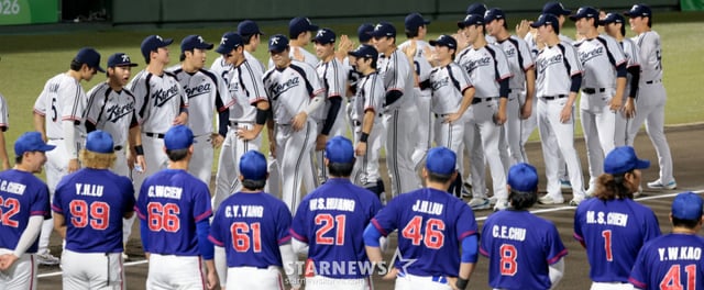 야구대표팀 선수들이 21일 아이치현 오카자키 시민구장에서 열리는 2026 아이치·나고야 아시안게임 야구 조별리그 대한민국과 대만경기에서 그라운드에 도열하고 있다. 2026.09.21. /사진=강영조 cameratalks@