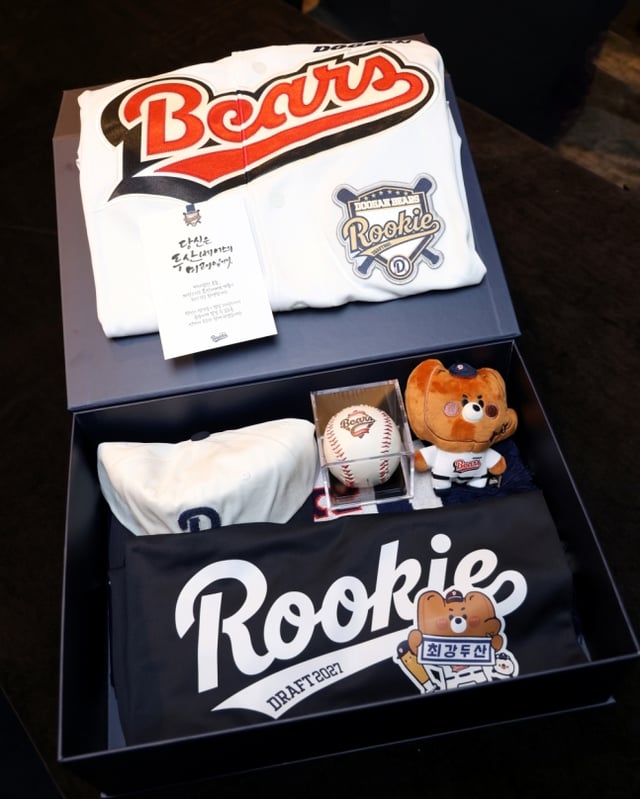 두산 베어스가 21일 열린 2027 KBO 신인드래프트에서 지명을 받은 신인 선수들에게 전달한 웰컴박스. /사진=두산 베어스 제공