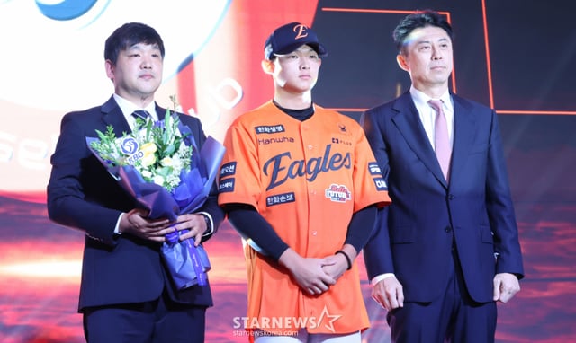 설악고 민주홍(가운데)이 21일 서울 롯데호텔 월드에서 열린 '2027 KBO 신인 드래프트'에서 전체 9순위로 한화에 지명된 후 손혁 단장과 기념촬영을 하고 있다. /사진=김진경 대기자