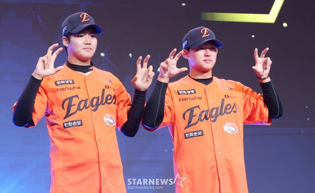 '2027 KBO 신인 드래프트'가 21일 서울 송파구 롯데호텔 월드 크리스탈볼룸에서 열렸다.  이준우와 민주홍이 포토타임을 갖고 있다. /사진=김진경 대기자
