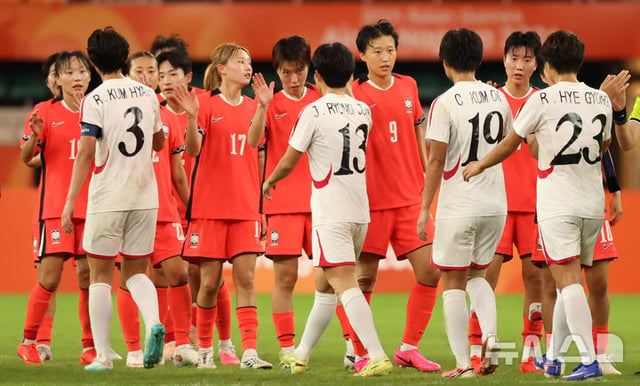 21일 일본 시즈오카현 후쿠로이시 시즈오카 스타디움 에코파에서 열린 2026 아이치·나고야 아시안게임 여자 축구 F조 예선 대한민국과 북한의 경기, 1-1로 경기를 마친 대한민국 선수들이 북한 선수들과 인사를 나누고 있다. /사진=뉴시스