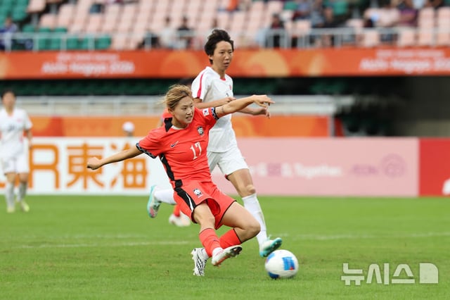 21일 일본 시즈오카현 후쿠로이시 시즈오카 스타디움 에코파에서 열린 2026 아이치·나고야 아시안게임 여자 축구 F조 예선 대한민국과 북한의 경기, 후반 한국 윤수정(가운데)이 팀의 첫 번째 골을 넣고 있다. /사진=뉴시스