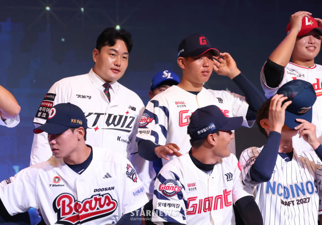 '2027 KBO 신인 드래프트'가 21일 서울 송파구 롯데호텔 월드 크리스탈볼룸에서 열렸다. 최지만을 비롯한 신인 선수들이 기념촬영을 하고 있다. /사진=김진경 kim.jinkyung@