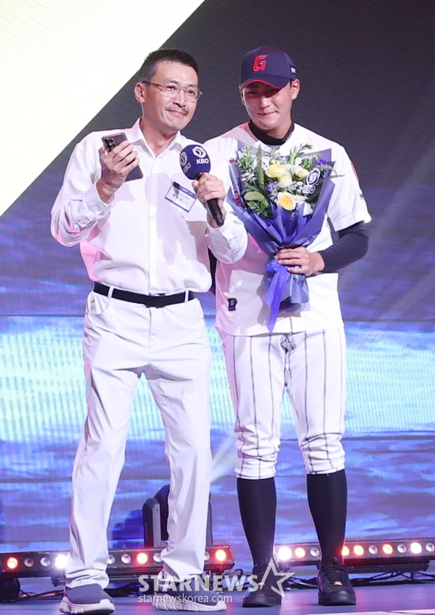 '2027 KBO 신인 드래프트'가 21일 서울 송파구 롯데호텔 월드 크리스탈볼룸에서 열렸다.  박근서(서울디자인고)가 전체 4순위로 롯데에 지명되자 아버지가 라밤바 댄스로 기쁨을 표현하고 있다. /사진=김진경 대기자
