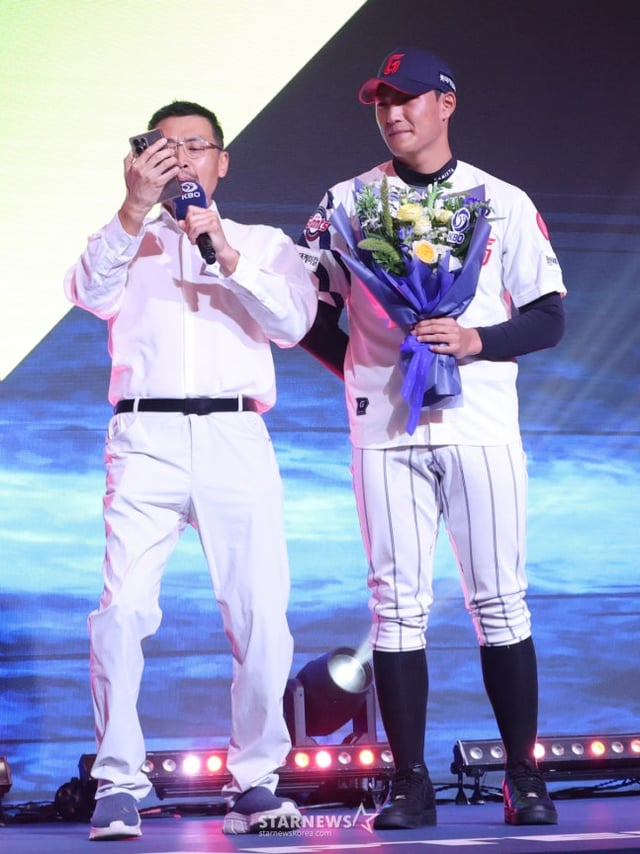 '2027 KBO 신인 드래프트'가 21일 서울 송파구 롯데호텔 월드 크리스탈볼룸에서 열렸다.  박근서(서울디자인고)가 전체 4순위로 롯데에 지명되자 아버지가 라밤바 댄스로 기쁨을 표현하고 있다. /사진=김진경 대기자