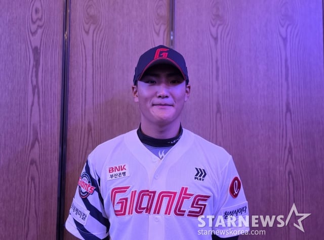 롯데 박근서가 21일 서울 롯데호텔 월드 크리스탈볼룸에서 열린 2027 KBO 신인드래프트에서 전체 4순위 지명을 받은 뒤 취재진과 인터뷰에 응했다. /사진=김동윤 기자 