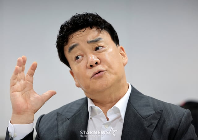 (서울=뉴스1) 이호윤 기자 = 백종원 더본코리아 대표가 31일 서울 서초구 더본코리아별관에서 열린 기자간담회에서 취재진 질문에 답변하고 있다. 2026.3.31/뉴스1 Copyright © 뉴스1. All rights reserved. 무단 전재 및 재배포, AI학습 이용 금지. /사진=(서울=뉴스1) 이호윤 기자