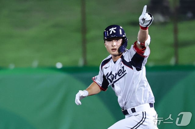 21日の台湾戦で逃げるホームランを放った尹東熙(ユン·ドンヒ)。 /写真=ニュース1