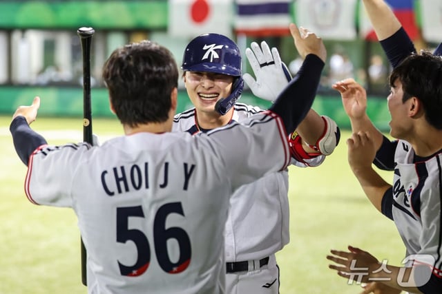 ユン·ドンヒがダッグアウトに戻ってチェ·ジュンヨンとハイタッチする姿。 /写真=ニュース1