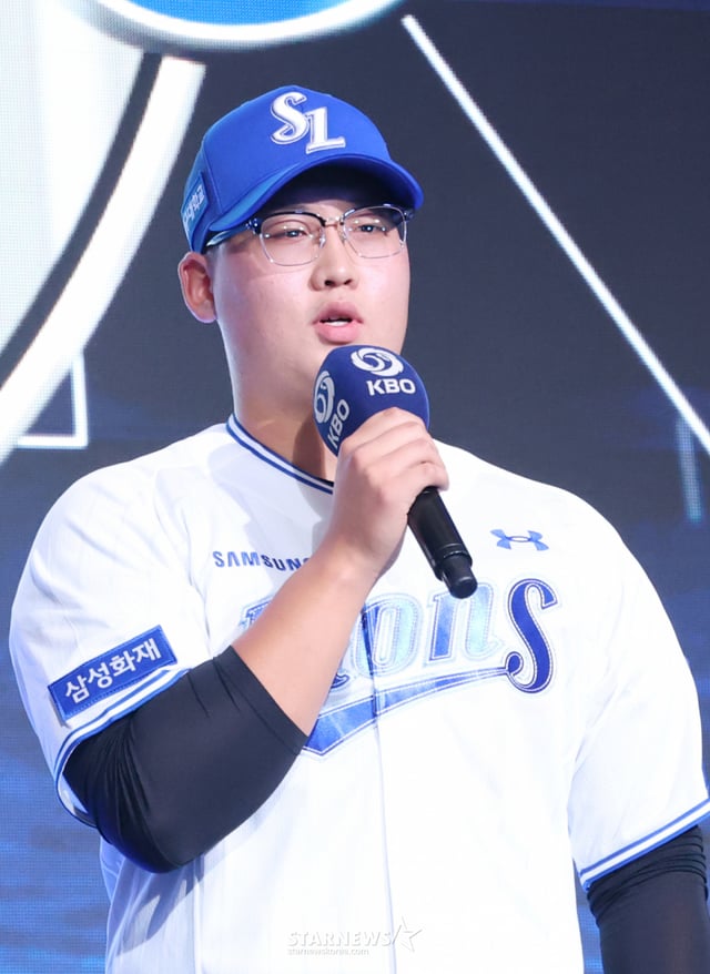 '2027 KBO 신인 드래프트'가 21일 서울 송파구 롯데호텔 월드 크리스탈볼룸에서 열렸다.  김민훈(광주진흥고)이 전체 7순위로 삼성에 지명된 후 소감을 밝히고 있다. /사진=김진경 kim.jinkyung@