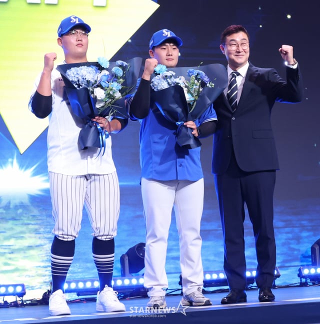 '2027 KBO 신인 드래프트'가 21일 서울 송파구 롯데호텔 월드 크리스탈볼룸에서 열렸다.  김민훈(왼쪽부터) 임영주, 이종열 단장. /사진=김진경 kim.jinkyung@