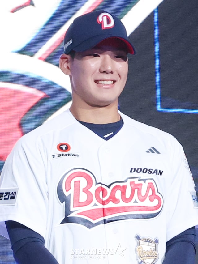 서울고 김지우가 21일 서울 송파구 롯데호텔 월드 크리스탈볼룸에서 열린 '2027 KBO 신인 드래프트'에서 전체 2순위로 두산 베어스의 지명을 받고 환하게 웃고 있다. /사진=김진경 대기자