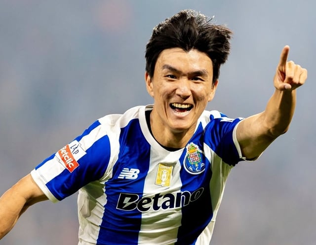 Hwang In-beom is performing a goal celebration. /Photo=FC Porto official SNS