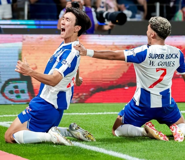 William Gómez (right) joins Hwang In-beom (left) in celebrating the goal. /Photo=FC Porto official SNS