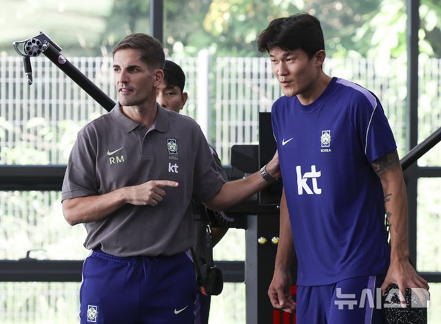 Huấn luyện viên tạm thời Robert Moreno (bên trái) của đội tuyển bóng đá Hàn Quốc và Kim Min-jae. /ảnh=NEWSIS cung cấp