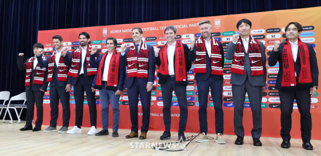 로베르트 모레노 축구국가대표팀 신인 감독이 14일 천안 코리아풋볼파크에서 친선경기 4연전 명담 빌표 및 기자회견을 열었다.   모레노 감독을 비롯한 코칭스태프가 포즈를 취하고 있다. /사진=김진경 kim.jinkyung@
