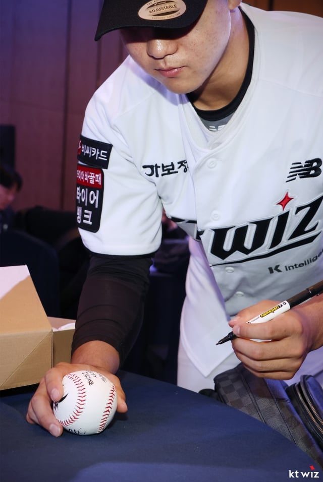 KT 1라운드 지명자 유신고 이승원이 21일 서울 송파구 롯데호텔 월드 크리스탈볼룸에서 열린 '2027 KBO 신인 드래프트'에서 부모님께 드릴 사인공을 제작하고 있다. /사진=KT 위즈 제공