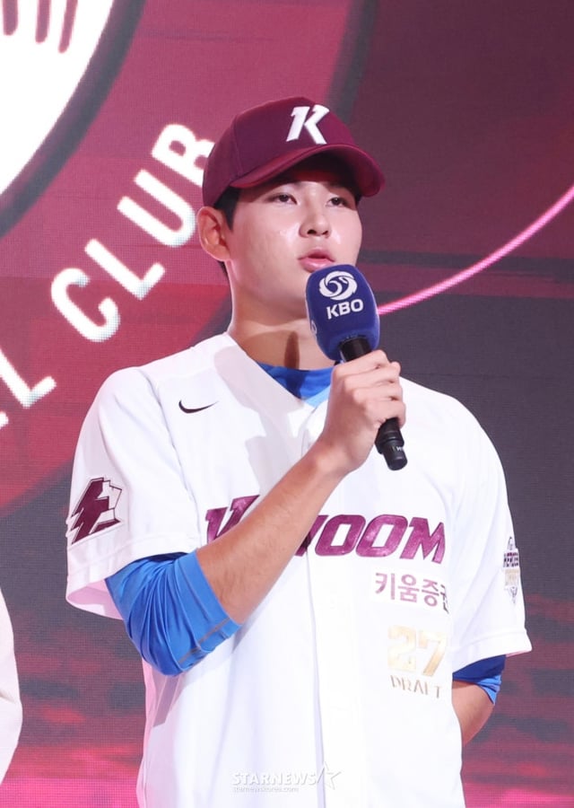 부산고 하현승이 21일 KBO 신인드래프트에서 1라운드 1순위로 키움에 지명된 후 소감을 말하고 있다. /사진=김진경 대기자