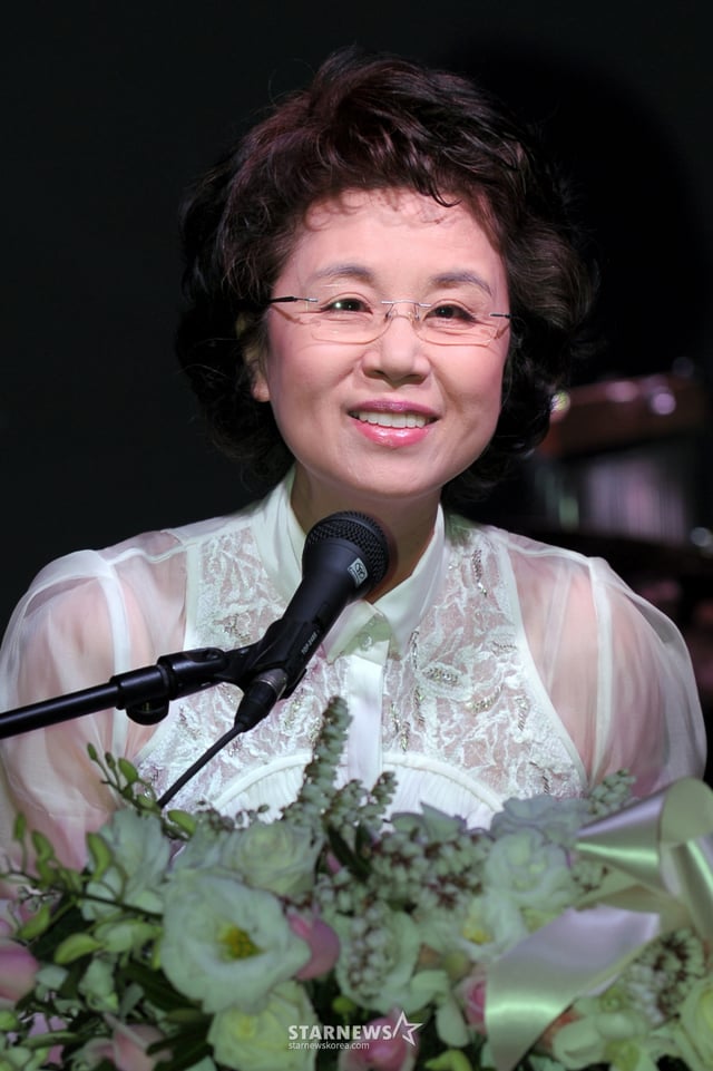 가수 심수봉이 22일 오전 서울 역삼동 자택에서 디지털 싱글 앨범 '나의 신부여' 및 'THE 심수봉 심포니 콘서트' 기자간담회에 참석해 인터뷰를 하고 있다. /사진=최준필 인턴기자 choijp85@