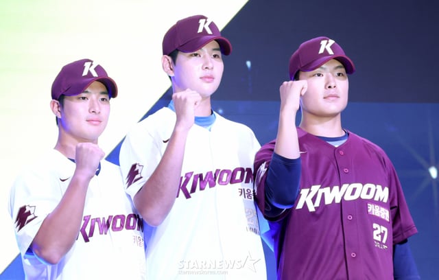 '2027 KBO 신인 드래프트'가 21일 서울 송파구 롯데호텔 월드 크리스탈볼룸에서 열렸다. 하현승을 비롯해 키움에 지명된 선수들이 포토타임을 갖고 있다. /사진=김진경 kim.jinkyung@