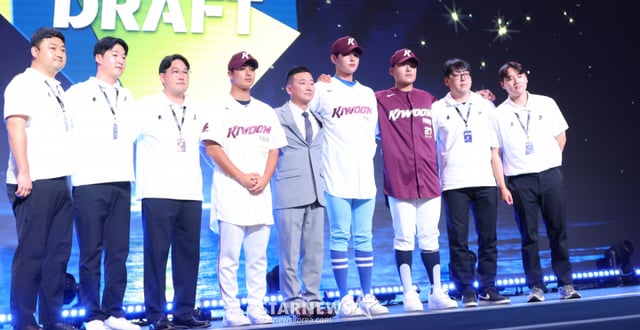 '2027 KBO 신인 드래프트'가 21일 서울 송파구 롯데호텔 월드 크리스탈볼룸에서 열렸다.  하현승을 비롯해 키움에 지명된 선수들이 포토타임을 갖고 있다. /사진=김진경 kim.jinkyung@