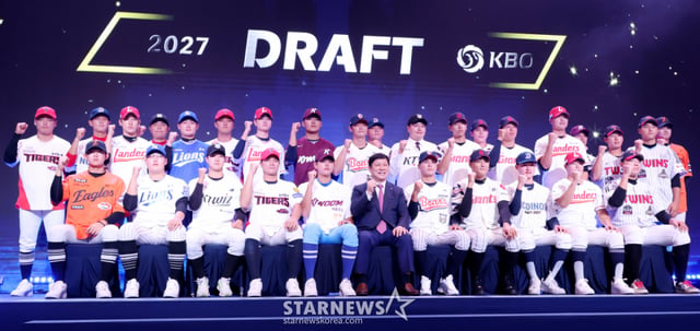 21일 서울 송파구 롯데호텔 월드 크리스탈볼룸에서 열린 '2027 KBO 신인 드래프트' 현장에서 프로의 지명을 받은 30명의 선수들이 허구연 총재와 함께 기념촬영을 하고 있다. /사진=김진경 대기자