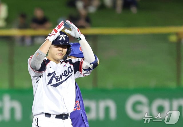 Park Jun-soon performs a ceremony after hitting a double against Taiwan on the 21st. /Photo=NEWS1