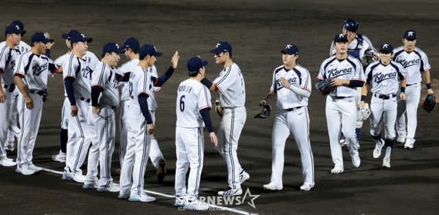Baseball national team players celebrate their 5-0 victory after completing defensive play in the bottom of the 9th inning during the Group B match between South Korea and Taiwan at Okazaki Citizen Stadium, Aichi Prefecture, on September 21, 2026, at the 2026 Aichi-Nagoya Asian Games. /Photo=Kang Young-jo cameratalks@