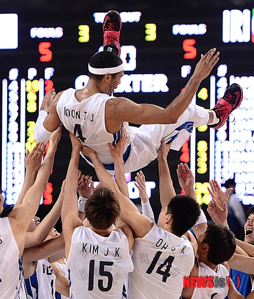 Moon Tae-jong receiving a Heng-ga-re during the 2014 Incheon Asian Games victory. /Photo=NEWSIS