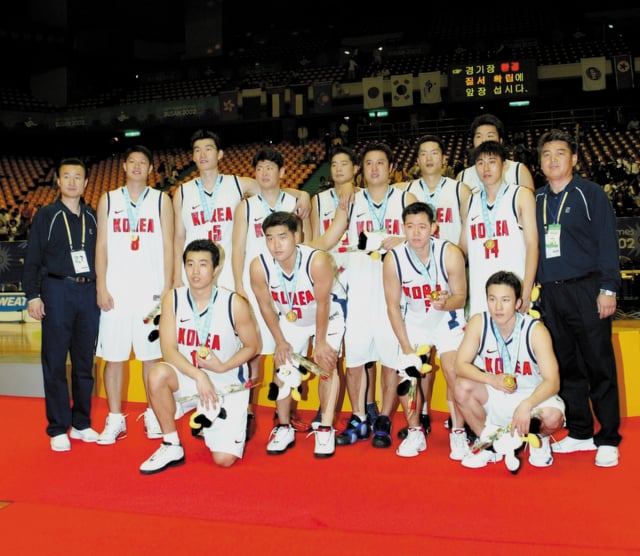 At the time of Busan's Asian Games gold medal, head coach Kim Jin (left) and other team members. /Photo=KBL provided