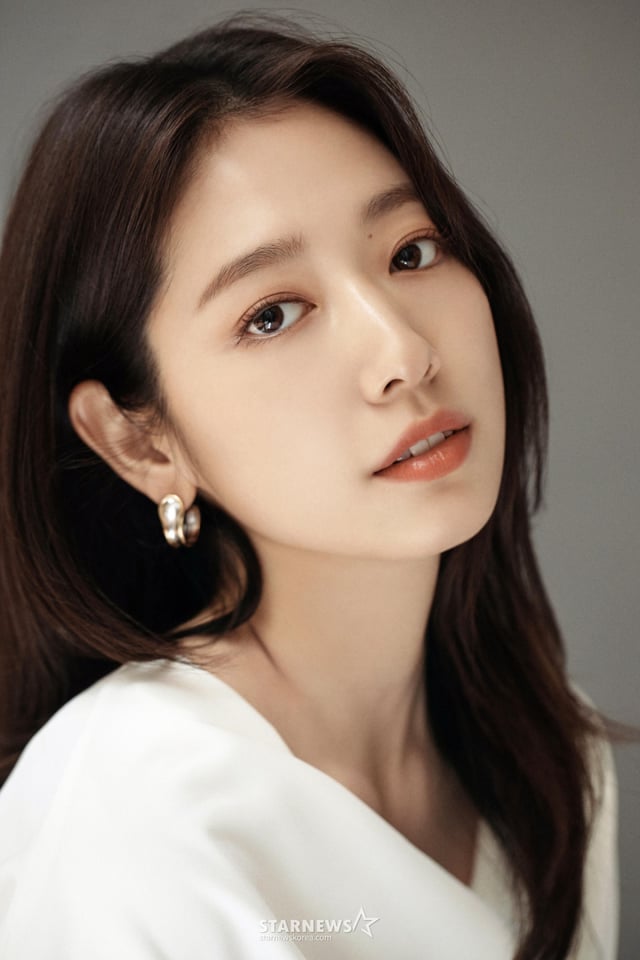 배우 박신혜 24일 오전 온라인으로 진행되는 넷플릭스 영화 '콜' 인터뷰에 앞서 포즈를 취하고 있다. 제공-넷플릿스