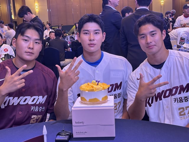 키움 히어로즈에 지명된 김민준(경동고·왼쪽부터), 하현승(부산고), 박세준(동의과학대)이 구단으로부터 망고 케이크를 선물 받고 기념촬영을 하고 있다. /사진=키움 히어로즈