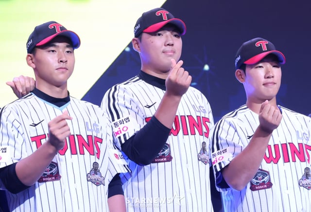 '2027 KBO 신인 드래프트'가 21일 서울 송파구 롯데호텔 월드 크리스탈볼룸에서 열렸다. 윤예성(인창고)을 비롯해 LG에 지명된 선수들이 기념촬영을 하고 있다. 왼쪽부터 휘문고 임호윤, 인창고 윤예성, 연세대 김동주. /사진=김진경 대기자