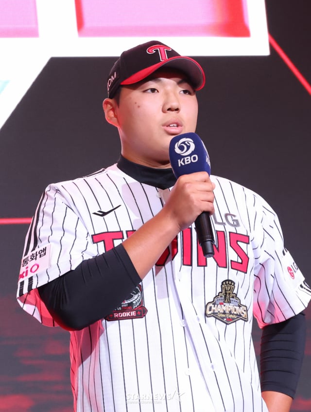 '2027 KBO 신인 드래프트'가 21일 서울 송파구 롯데호텔 월드 크리스탈볼룸에서 열렸다. 윤예성(인창고)이 전체 10순위로 LG에 지명된 후 소감을 밝히고 있다. /사진=김진경 대기자