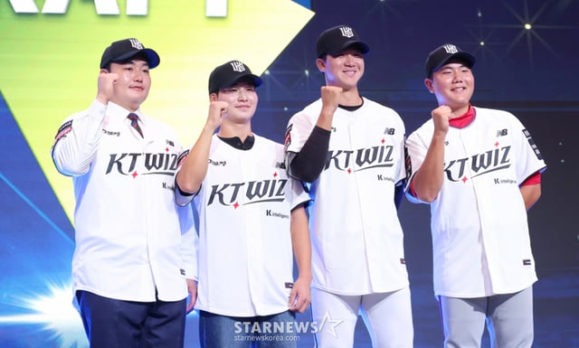 '2027 KBO 신인 드래프트'가 21일 서울 송파구 롯데호텔 월드 크리스탈볼룸에서 열렸다.  왼쪽부터 최지만, 김동영, 이승원, 김지율을 비롯해 KT에 지명된 선수들이 포토타임을 갖고 있다. /사진=김진경 대기자