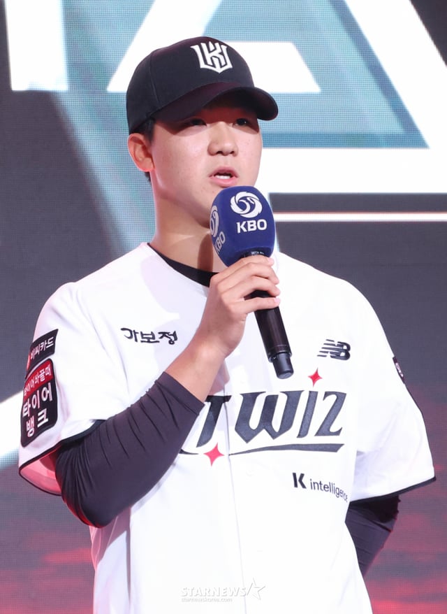'2027 KBO 신인 드래프트'가 21일 서울 송파구 롯데호텔 월드 크리스탈볼룸에서 열렸다.  이승원(유신고)이 전체 5순위로 KT에 지명된 후 소감을 밝히고 있다 /사진=김진경 대기자