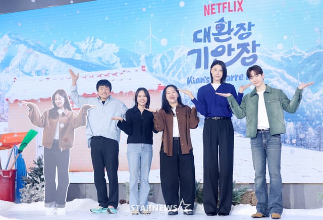 방송인 기안84, 이소민 PD, 김지현 PD, 방송인 김연경, 배우 이준호가 22일 서울 마포구 호텔 나루 엠갤러리에서 진행된 넷플릭스 예능 '대환장 기안장 시즌2' 제작발표회에 참석해 포즈를 취하고 있다. /2026.09.22 /사진=김휘선 hwijpg@