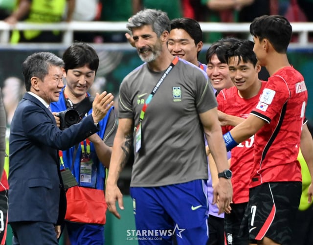 El ex presidente de la FIFA, Jung Mong-gyu, comparte la alegría con el equipo de jugadores, incluido Son Heung-min, después del partido de la Copa Mundial entre Chequia y América del Norte y Central. /Foto=corresponsal jefe Kim Jin-kyung
