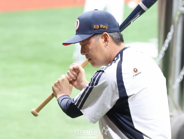 2026 신한 SOL KBO리그 키움 히어로즈 대 두산 베어스 경기가 22일 서울 고척스카이돔에서 열렸다.  두산 김원형 감독이 타격 포즈를 취하며 선수단과 대화하고 있다. /사진=김진경 kim.jinkyung@