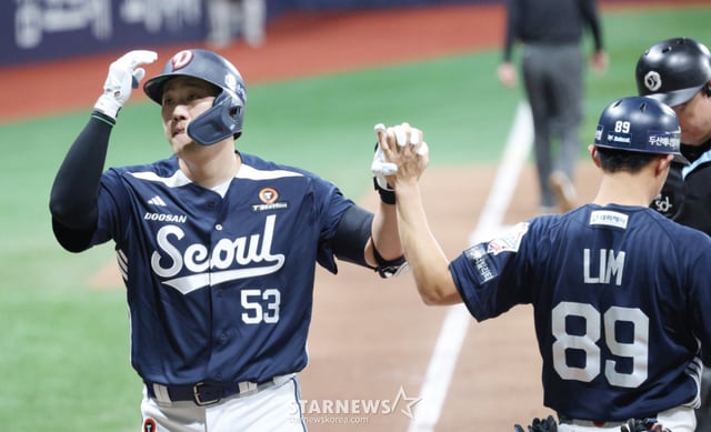 El partido de la Liga KBO 2026 Shinhan SOL entre Kiwoom Heroes y Doosan Bears se disputó el día 22 en el Gocheok Sky Dome de Seúl. Yang Seok-hwan, de Doosan, conecta un jonrón solitario a las gradas izquierdas con dos outs en la parte alta del octavo inning y cruza home. /Foto=Kim Jin-kyung kim.jinkyung@