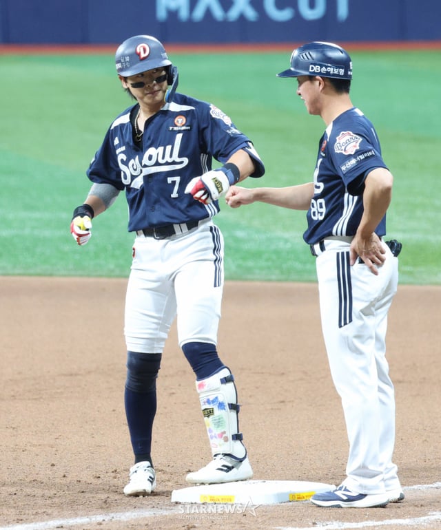 El partido de la Liga KBO 2026 Shinhan SOL entre Kiwoom Heroes y Doosan Bears se disputó el día 22 en el Gocheok Sky Dome de Seúl. Park Chan-ho, de Doosan, conecta un elevado de sacrificio con dos carreras impulsadas en la parte alta del octavo inning con un out y corredores en primera y segunda base, y es recibido por el entrenador de primera base tras salir a base. /Foto=Kim Jin-kyung kim.jinkyung@